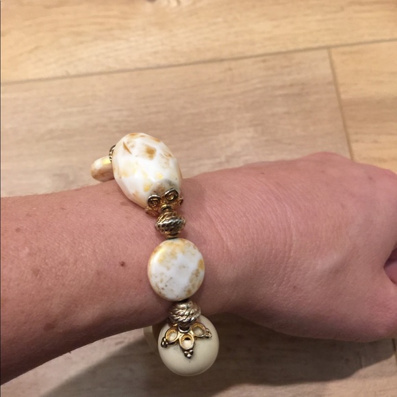 Off white beaded bracelet - Picture 2 of 2